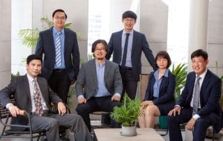 Ông Kim Kyoo Chul (đứng bên phải), thành viên Hội đồng quản trị N.H.O, và các cộng sự.