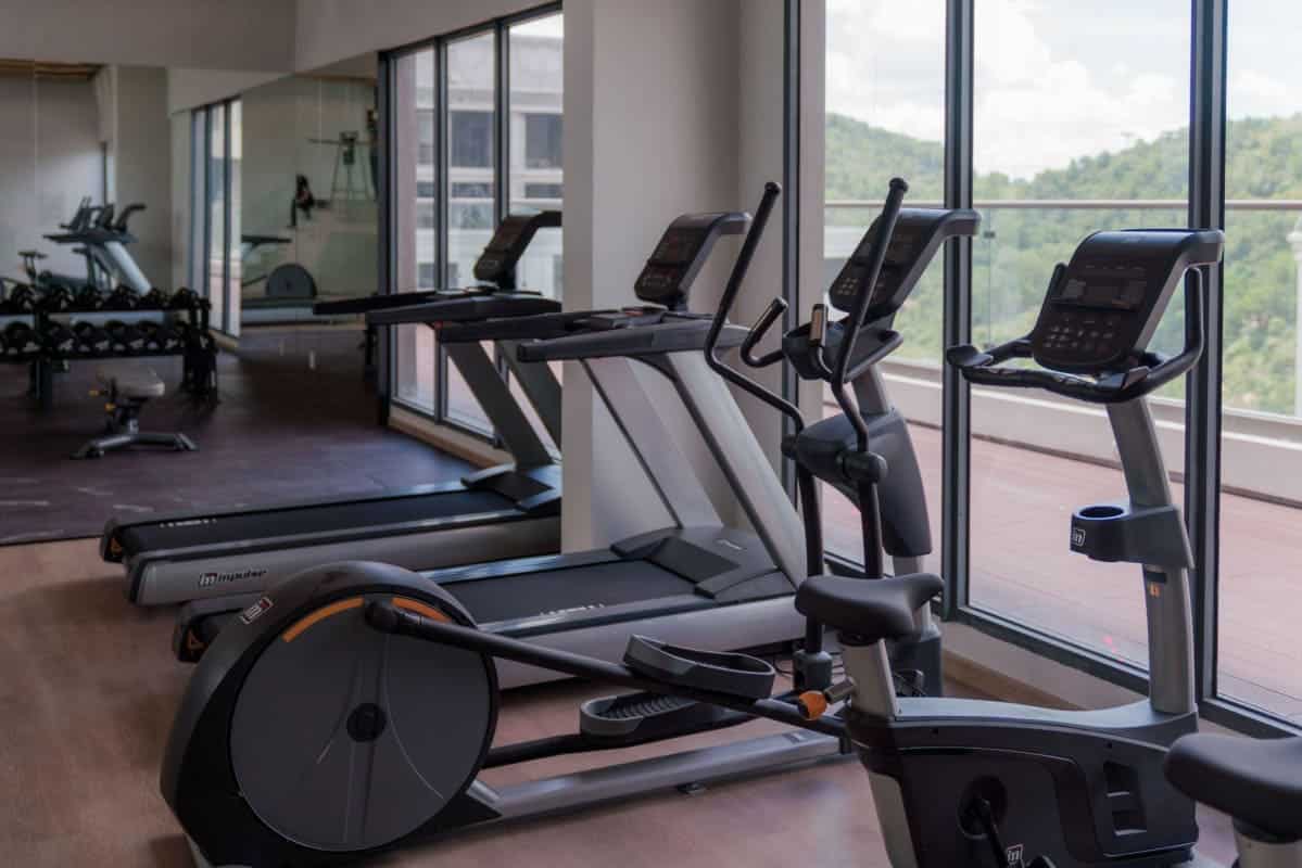 Phòng gym và yoga trên tầng cao với view núi đem đến sự thư giãn cho cư dân.